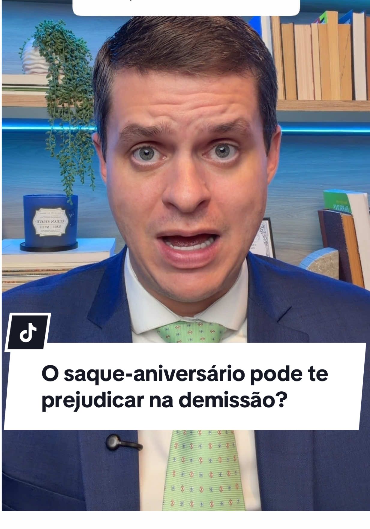 Por que o saque-aniversário pode prejudicar quem é mandado embora? Quando o trabalhador opta pelo saque-aniversário, ele perde o direito de sacar o saldo total do FGTS caso seja dispensado sem justa causa. Nessa situação, recebe apenas a multa de 40%, mas não pode movimentar o restante da conta. Isso significa que, mesmo sendo demitido, o dinheiro continua preso no FGTS até que você retorne para o saque-rescisão ou chegue o período anual do saque-aniversário. Muitos trabalhadores só descobrem essa regra depois da demissão e acabam enfrentando dificuldades financeiras por não conseguir liberar o saldo. Você já sabia desse impacto antes de fazer a adesão ao saque-aniversário? #advogado #trabalhador #trabalho