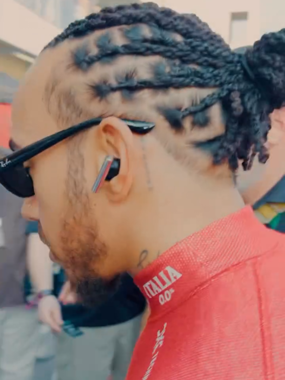 Lewis Hamilton before the start of free practice #abudhabi🇦🇪 #yasmarinacircuit #ferrarif1 #lewishamilton 