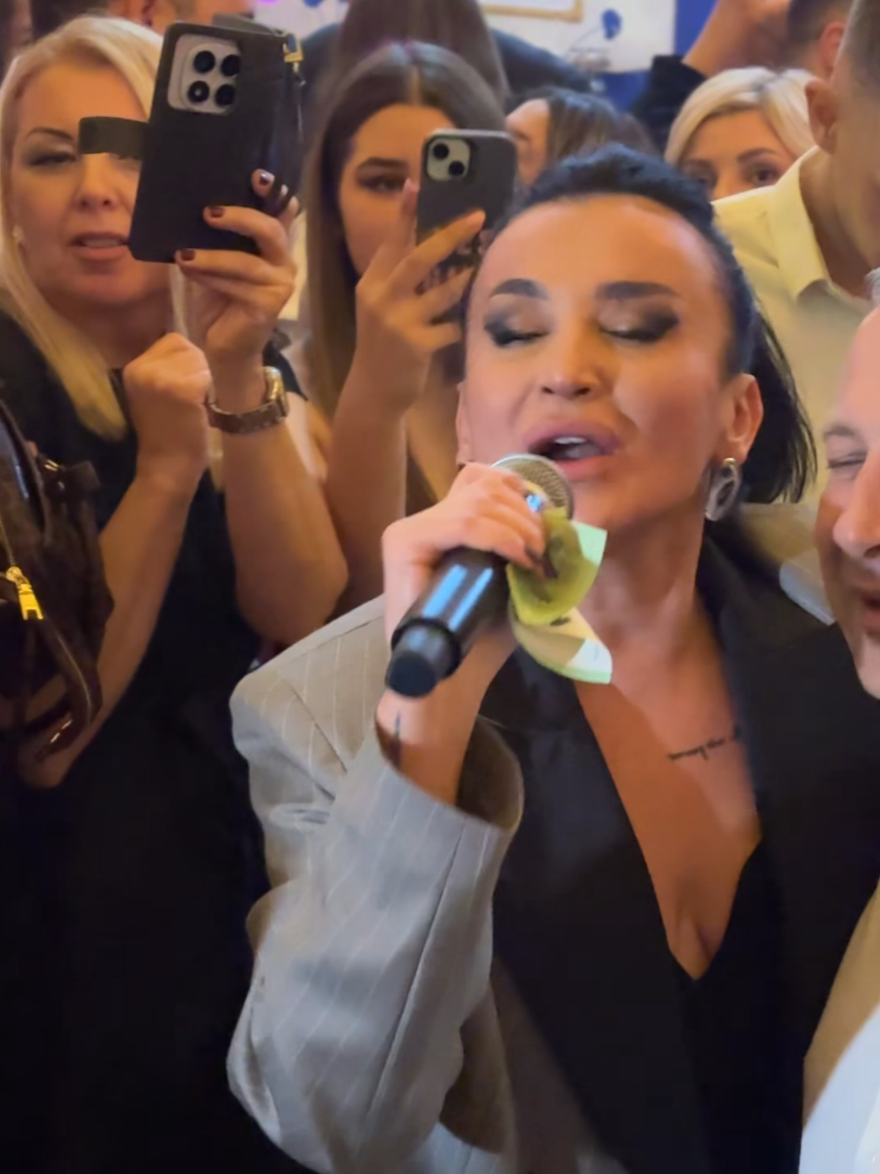 Andreana Cekic kakav glas, kakva pesma.. Budi mi neko 😍 #andreanacekic #veselje #proslava #ljubav #fyp 