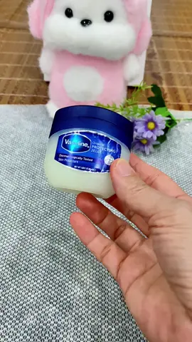 Sáp Vaseline dưỡng môi mềm mịn #giadungthongminh7947 #kemduongmoi #sapduongmoi #vaseline  @Gia dụng thông minh✅  @Gia dụng thông minh✅ 