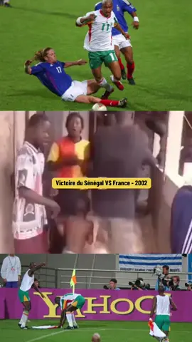 🇸🇳 | Jubilé des supporters sénégalais en 2002 après avoir battu la France 🇫🇷  . . . . #coupedumonde2002 #matchsenegal #senegal2002 #sengalfrance #poulesenegal 