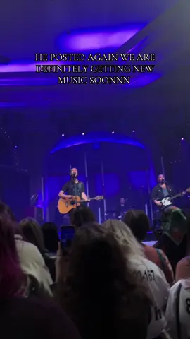 for now here’s an archive but WE ARE GETTING THAT ALBUM SOON 😮‍💨 @thelastofthebugs @Noah Kahan #thelastofthebugs #noahkahan #concert #stickseason #fyp 