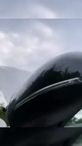 Viele Audi-Fahrer kennen diese Funktion nicht – dabei macht sie das Einparken viel einfacher. In diesem Video zeige ich dir, wie du die automatische Absenkung des Seitenspiegels aktivierst und warum dein Spiegel in zwei gefährliche Sichtbereiche aufgeteilt ist. Wenn du sicherer fahren und versteckte Features an deinem Auto entdecken willst, dann folge mir für mehr Autotricks und Fahrertipps. 🚗💡 #berlin #kfzhacks #schraubertipps #Autotipps 