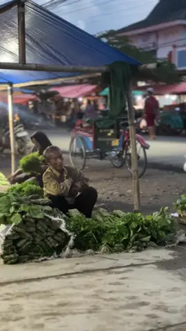 Terlihat simbah nya berdoa 🥹🤲🏼,Semangat mbah dalam mencari rezekinya ,semoga lancar dan laris dagangannya amin 🙏 #pasar #pasarlorok #pedagang #pacitan24jam #fyp@Pacitan24jam @tulakan on point 