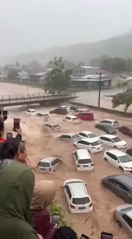 hartaadlahtitipan#mobil kentir di bawabanjir#viral#fyp