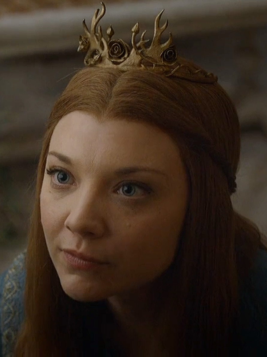 Game of Thrones  ⚔️👑. La rosa era un recordatorio directo de que Margaery seguía siendo una Tyrell antes que cualquier otra cosa, afirmando su lealtad a la Casa. #gameofthrones #gameofthronesedit #viral #houseofthedragon #medievaltiktok 