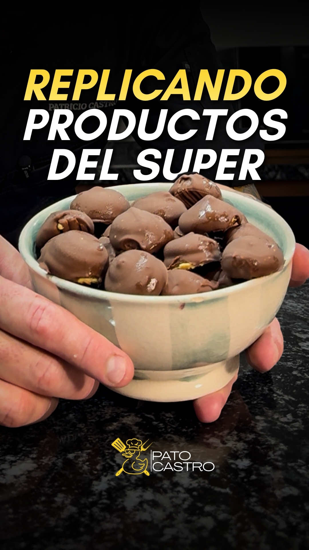 ✨ Hacete estos bocaditos helados tipo Chomps Súper fáciles, cremosos y riquísimos. Te dejo la receta: Ingredientes • 100 g dulce de leche repostero • 100 g queso crema firme • 100 g crema de leche Extra: • Dulce de leche familiar c/n • Chocolate para bañar c/n Paso a paso 1️⃣ Batí el dulce de leche repostero, el queso crema y la crema de leche hasta que la mezcla quede bien sostenida. 2️⃣ Pasá la preparación a una manga y hacé pomponcitos sobre papel manteca o una placa de silicona. 3️⃣ Con otra manga, inyectales un poquito de dulce de leche familiar en el centro. 4️⃣ Llevá todo al freezer hasta que estén bien congelados. 5️⃣ Para bañarlos en chocolate: retiralos de a poco del freezer, sumergilos en chocolate derretido, dejá escurrir y apoyalos sobre papel manteca. 6️⃣ Guardalos en el freezer hasta el momento de comer… ¡y disfrutá!