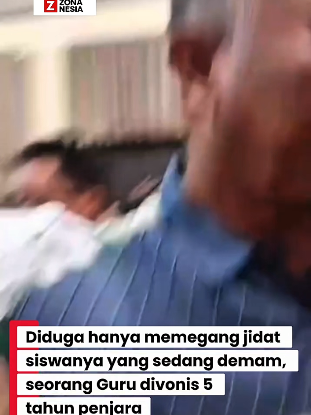 Diduga Hanya Pegang Jidat Siswa Demam, Guru Divonis 5 Tahun Penjara Diduga hanya memegang jidat siswanya yang sedang mengalami demam, seorang guru kini harus menghadapi kenyataan pahit: vonis 5 tahun penjara. Kasus ini berawal dari laporan orang tua siswa yang menilai tindakan sang guru sebagai pelanggaran. Meski sang guru berdalih ia hanya mengecek kondisi muridnya yang terlihat lemas, proses hukum tetap berjalan hingga menghasilkan putusan mengejutkan. Peristiwa ini langsung jadi sorotan publik. Banyak pihak mempertanyakan apakah hukuman tersebut sudah sesuai atau justru terlalu berat. Kasus ini kini memicu diskusi luas tentang batasan interaksi guru dan siswa, serta perlindungan bagi tenaga pendidik dalam situasi darurat. sumber : istimewa #gurumansur  #gurukendari  #pnkendari #pakgurumanshur #gurudipenjara 