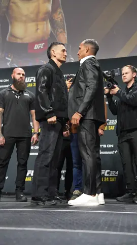 QUEM VAI FICAR COM O CINTURÃO BMF? 🏆 🇺🇸 #MaxHolloway e 🇧🇷 #CharlesDoBronxs ficaram frente a frente em Las Vegas! 👊 O título de cara mais durão do UFC entra em jogo no dia 7 de março, no #UFC326! 😤 #UFC #UFCBrasil #TikTokEsportes #MMA