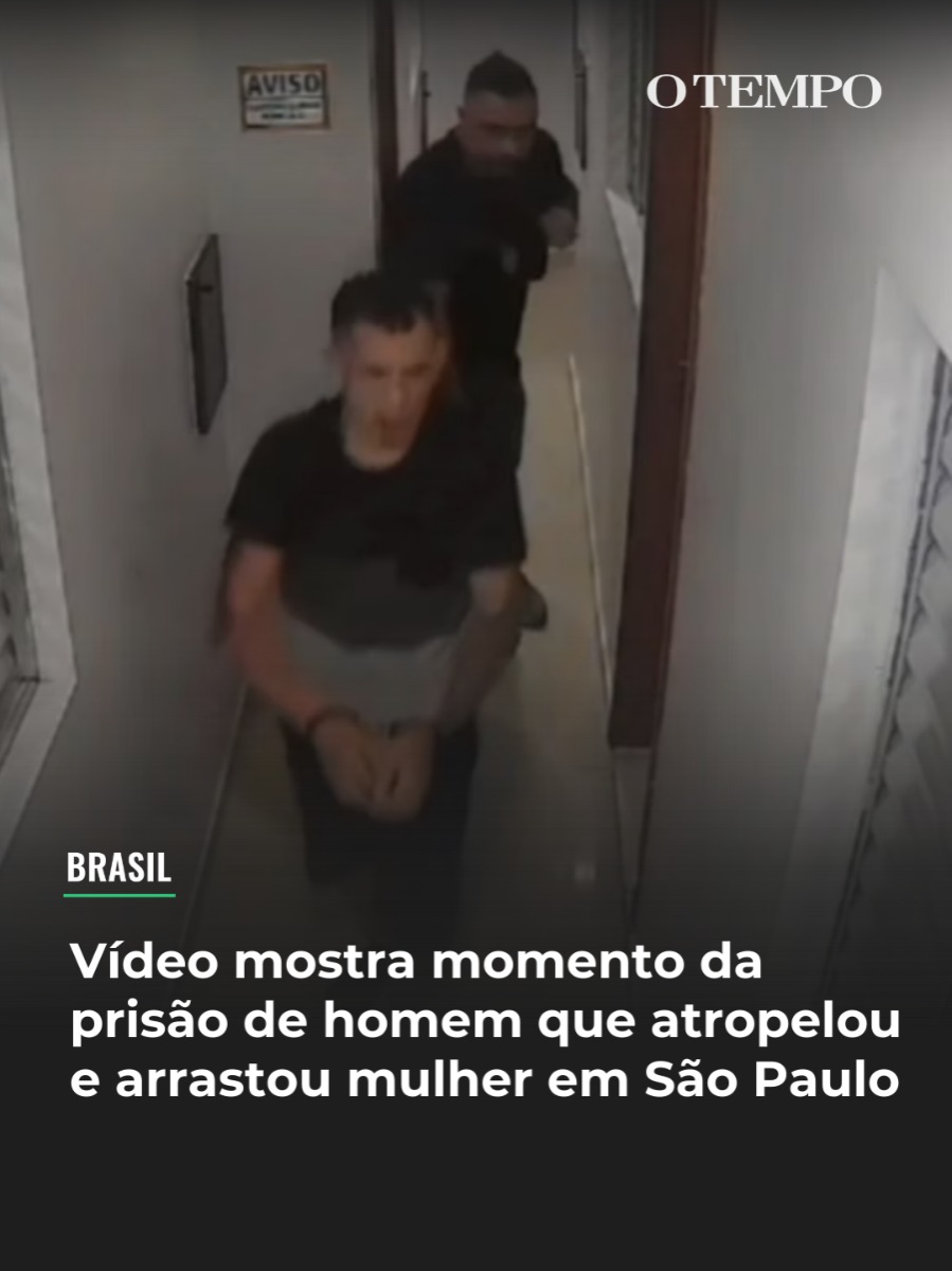 PRISÃO REGISTRADA — Câmeras de segurança flagraram o momento em que Douglas Alves da Silva, acusado de atropelar e arrastar Tainara Souza Santos na Marginal Tietê, foi detido pela Polícia Civil em um hotel de São Paulo na noite de domingo (30). Foragido desde o crime ocorrido no sábado (29), o suspeito aparece sendo algemado após a chegada de dois agentes ao quarto onde se escondia. As imagens mostram Douglas com marcas de sangue no rosto e no braço, mas não revelam seu estado antes da entrada dos policiais. Em audiência de custódia, ele alegou ter sido agredido, e o juiz determinou exame de corpo de delito. A prisão foi mantida e o acusado responderá por tentativa de feminicídio, resistência e lesão corporal. Segundo a investigação, o atropelamento foi motivado por ciúmes após uma discussão em um bar na Vila Maria. Douglas entrou em seu carro, avançou contra Tainara e a arrastou por cerca de 1 km, causando ferimentos gravíssimos que resultaram na amputação de ambas as pernas. A jovem segue internada em estado grave no Hospital das Clínicas. 🔗 Leia a matéria completa em nosso portal, no link da bio. 📸📹 Reprodução / Redes Sociais