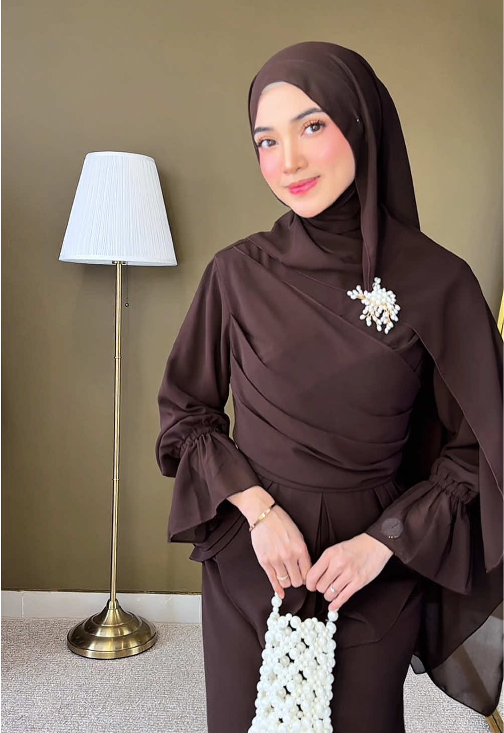 Celebrating Eid with simplicity and grace in this lovely dress #dresselegant #dresscantik #dresslebaran #dresskondangan #rekomendasidresslebaran 