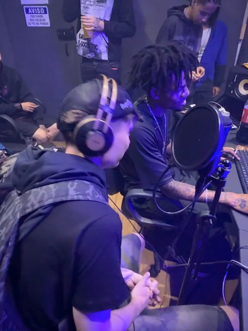 KKKKKKK O KOSKY É MALUCO KKK . . . . . #kosky #xiteyy #emilyferrer #koskynho #fontinnelerj #jonvlogs #CCXP #fabgodamn #30k