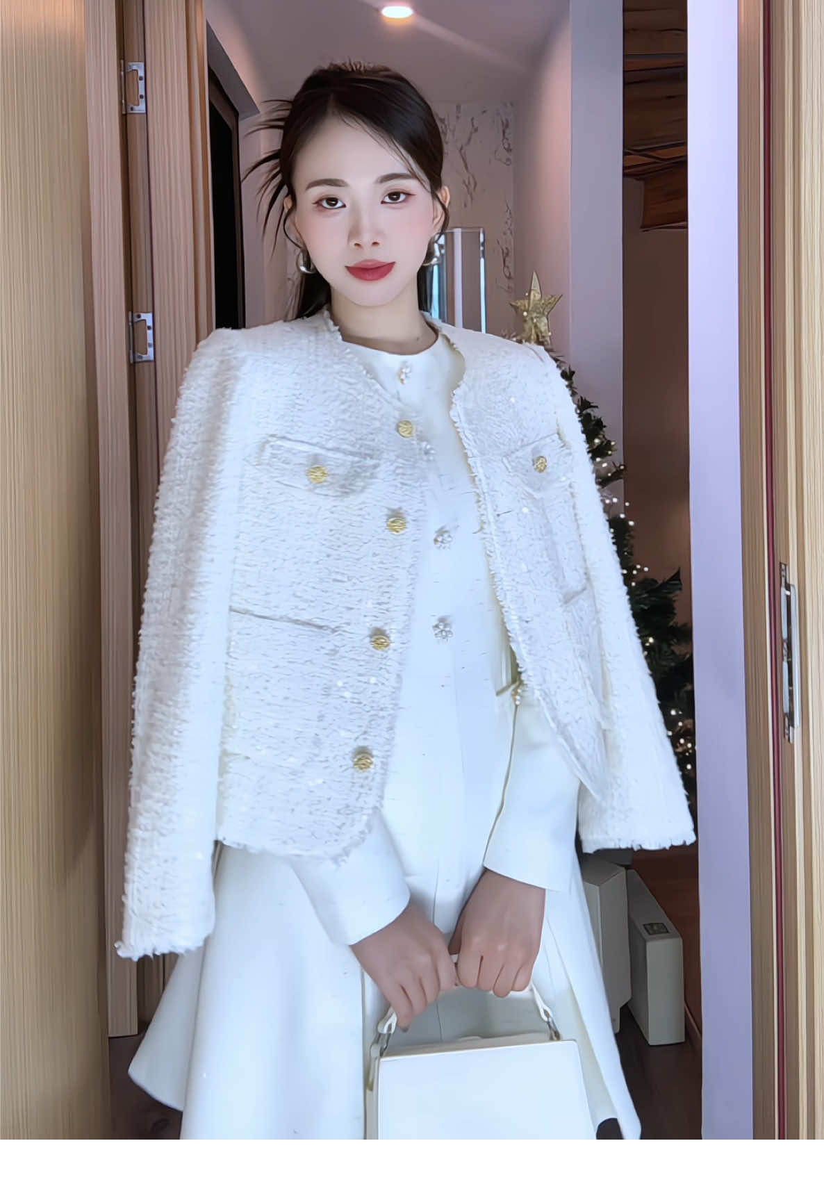 “Mặc váy này đi tiệc Noel – Tết, đảm bảo ai cũng hỏi: mua ở đâu vậy?”#vaydaCalie #damdaxoe #thietkethoitrangNu #vaytweedCaocap @Calie.vn 