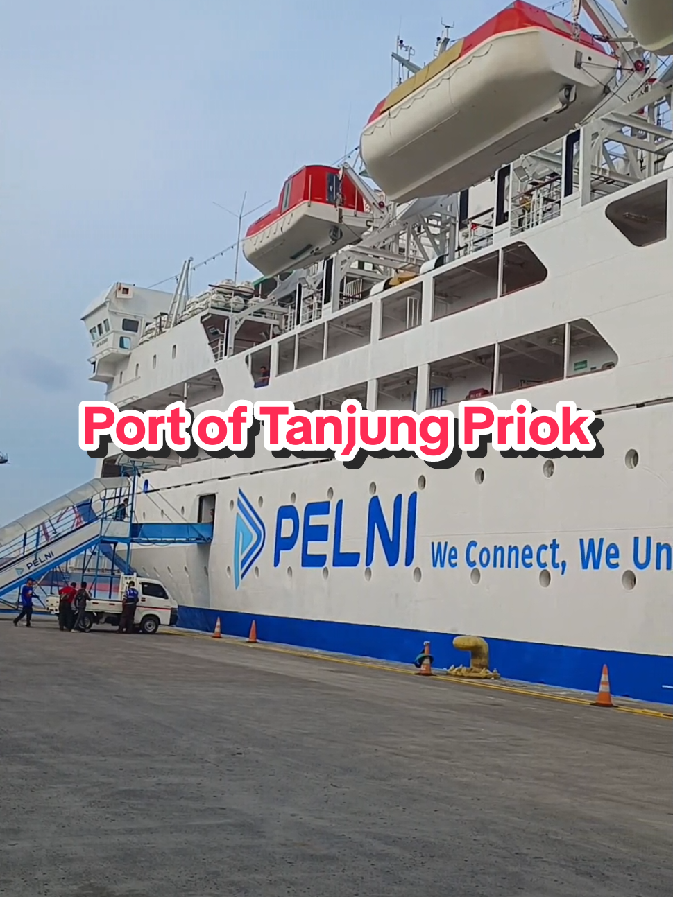 Dua Kapal Penumpang Pelni sandar di Pelabuhan Tanjung Priok.  #kmkelud #kmtidar #kapalpelni #kapallaut #fyp 