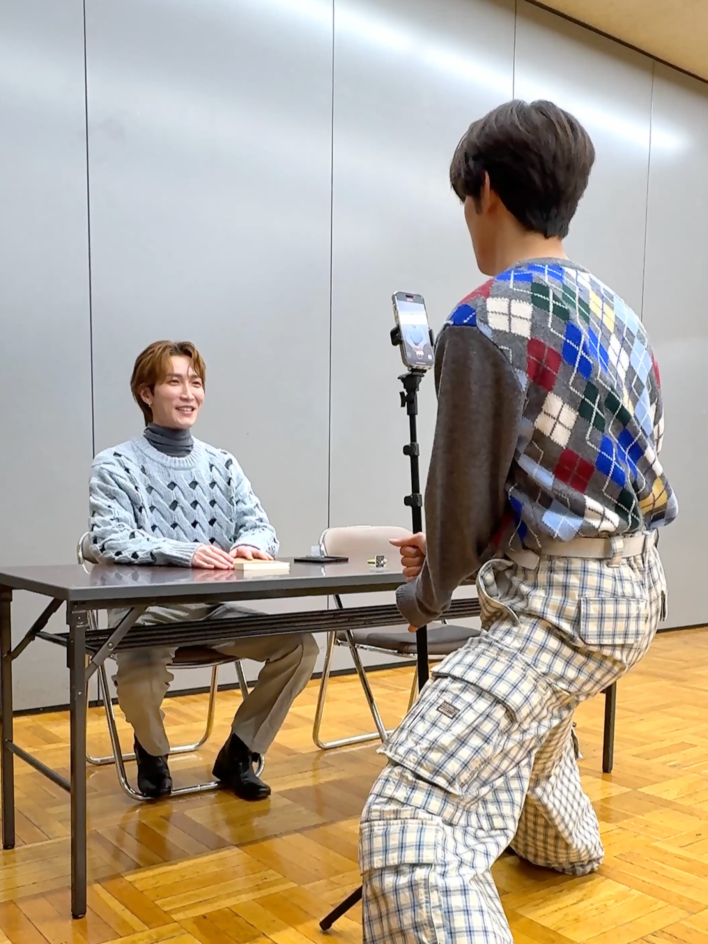 ちょっと観衆が多めな撮影現場😆 #カリスマックス #SnowMan #渡辺翔太 #向井康二 #目黒蓮 #宮舘涼太