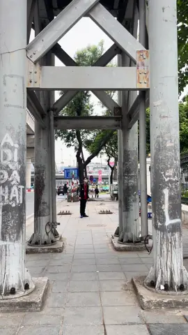 Mọi người cho mình hỏi làm sao để lên được cầu nhỉ 🤨 #xuhuong #vnu #videohaihuoc #viralvideo 