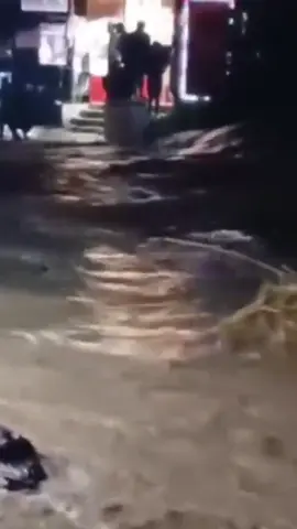 (5 desember 2025), Desa Kuning, Kutacane. Katanya udah membaik, tapi air naik lagi malam ini! Masih mau bilang sanggup nanganin sendiri dan gak butuh bantuan Internasional? More flooding come toningt! Its never ending, please international government help us! #aceh #banjir 