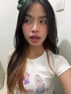 jujur engga tau kenapa megangin rambut terus😭😌