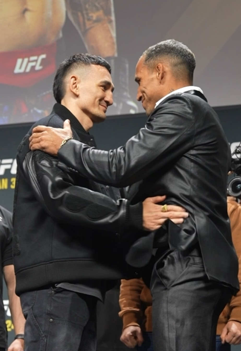 💥 Поединок за пояс BMF между Максом Холлоуэем и Чарльзом Оливейрой возглавит #UFC326 8 марта! #UFC #maxholloway #charlesoliveira #facetoface 