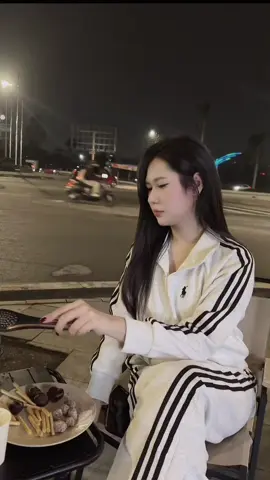 “Em vẫn tin vào tình yêu, chỉ là không còn tin vào chúng ta.” 