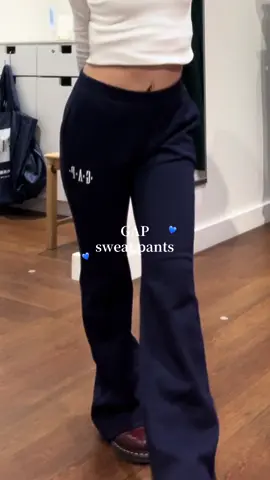GAP新作のスウェットパンツ💙✨形がフレアになっててめっちゃかわいいから是非チェックしてみてね💫この動画には載せていないけどトップスもあってセットアップにもなるよ🥹 #gap #gapstaff #gapstaffコーデ #gap新作 #スウェット