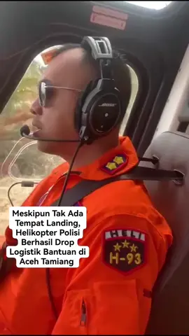 Meski tanpa tempat landing, helikopter polisi tetap berhasil menurunkan bantuan ke Aceh Tamiang. Dengan manuver “hover” rendah di antara pepohonan, logistik akhirnya sampai dengan aman. Salut untuk tim yang tetap sigap di tengah tantangan. #fyp #polriuntukmasyarakat 