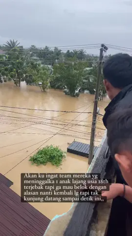 ,💦 Kisah heroik Fikri anak besitang yang selamat berkat pertolongan tak terduga  🌊 7 Jam Paling Menegangkan dalam Hidupku ​Aceh Tamiang— ​Aku masih tidak percaya aku selamat. Tujuh jam. Bayangkan, tujuh jam memeluk tiang beton ini, tiang beton dingin yang sekarang kurasakan seperti sahabat terbaikku. ​Semuanya terjadi begitu cepat. Banjir datang lagi, meluap dengan ganasnya di Aceh Tamiang. Airnya... bukan air biasa. Cokelat pekat, meninggi dengan cepat, dan arusnya... Ya Tuhan, arusnya seperti raksasa yang lapar, mencoba menarik apa pun yang dilaluinya. ​Aku terjebak. Tiba-tiba aku menemukan diriku di tengah aliran sungai yang sudah meluap, airnya setinggi dada, lalu makin tinggi. Satu-satunya yang bisa kulakukan adalah meraih tiang beton ini, satu-satunya benda tegak dan kokoh di tengah kekacauan itu. ​Aku memeluknya. Sangat erat. ​Selama tujuh jam, aku hanya bisa melihat. Melihat air itu terus mengalir, mendengarkan gemuruhnya yang menakutkan, dan merasakan tiang itu bergetar karena hantaman arus. Setiap detik terasa seperti satu jam. Aku kedinginan, tenagaku terkuras, dan di dalam hati, aku mulai berpikir, 