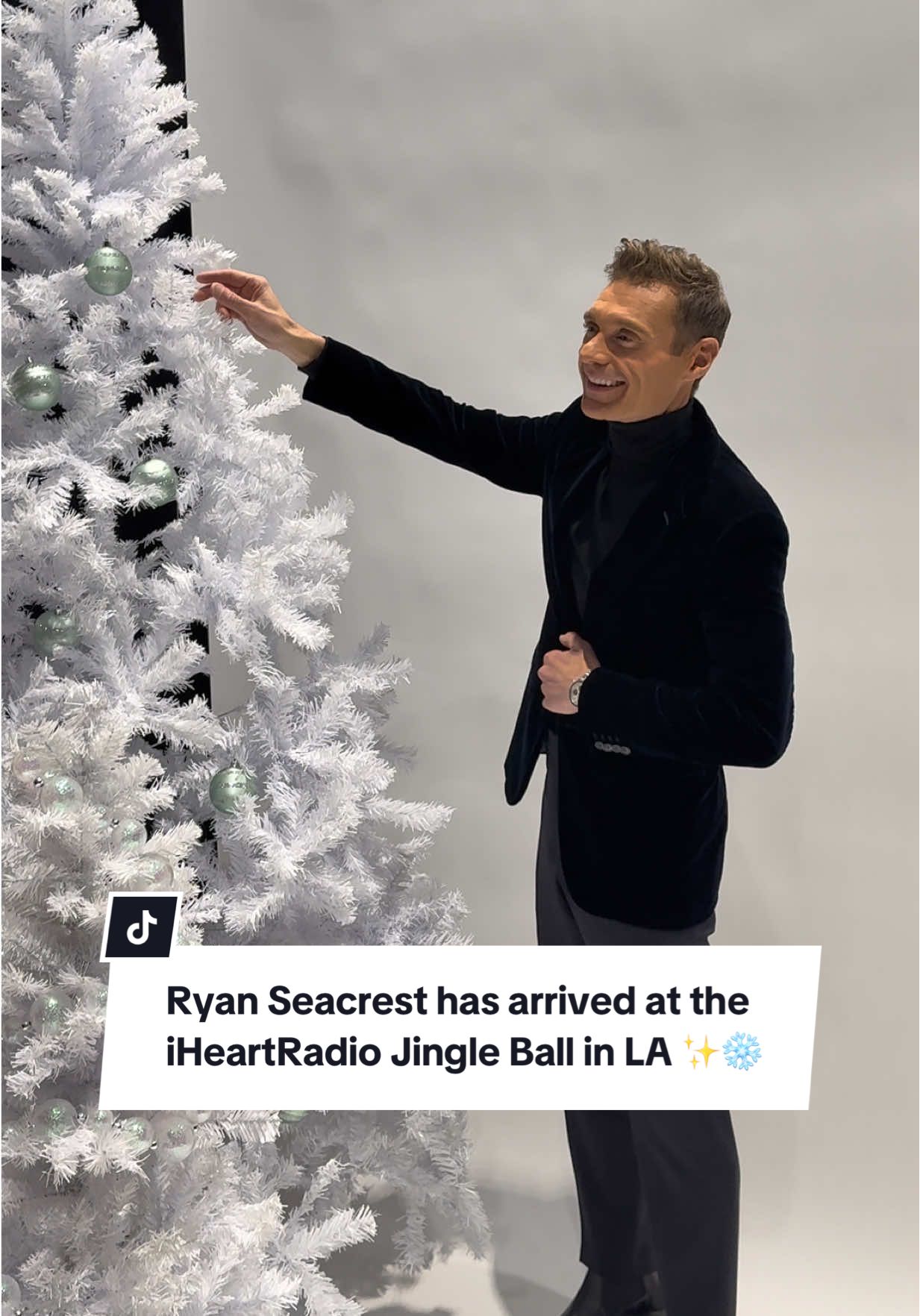 @Ryan Seacrest was all smiles as he stopped by the @iHeartRadio #JingleBall Portrait Studio 🎄☃️❄️