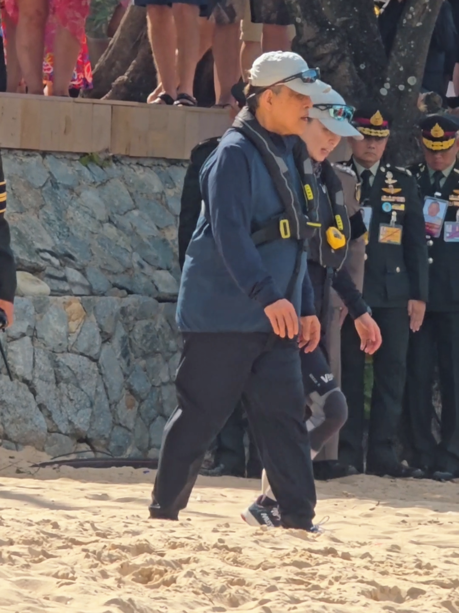 6 ธันวาคม 2568 บรรยากาศประชาชนรอรับเสด็จพระบาทสมเด็จพระวชิรเกล้าเจ้าอยู่หัวและสมเด็จพระนางเจ้า ฯ พระบรมราชินี เสด็จพระราชดำเนิน ในการแข่งขันเรือใบนานาชาติชิงถ้วยพระราชทานภูเก็ตคิงส์คัพรีกัตต้า ครั้งที่ 37 ประจำปี 2568 ณ โรงแรมบียอนด์ กะตะ จ.ภูเก็ต