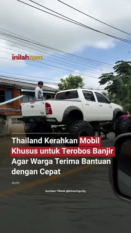 Pemerintah Thailand memanfaatkan kendaraan khusus yang dimodifikasi dengan ban berukuran besar layaknya monster truck untuk menembus banjir dan memastikan bantuan cepat sampai kepada warga terdampak. Mobil berkemampuan off-road ini dirancang agar tetap stabil dan kuat saat melewati arus deras maupun genangan tinggi, sehingga petugas dapat mengangkut logistik, obat-obatan, serta kebutuhan darurat lainnya tanpa terhambat kondisi jalan yang terputus. Langkah ini menunjukkan kesigapan pemerintah Thailand dalam merespons situasi krisis, memastikan masyarakat di wilayah yang sulit dijangkau tetap memperoleh pertolongan tepat waktu. - Selengkapnya kunjungi website dengan klik link di bio atau download aplikasi di AppStore dan Google Play Store. #inilahNews #BanjirThailand #Inilahcom #titiktengah #titikcerah 