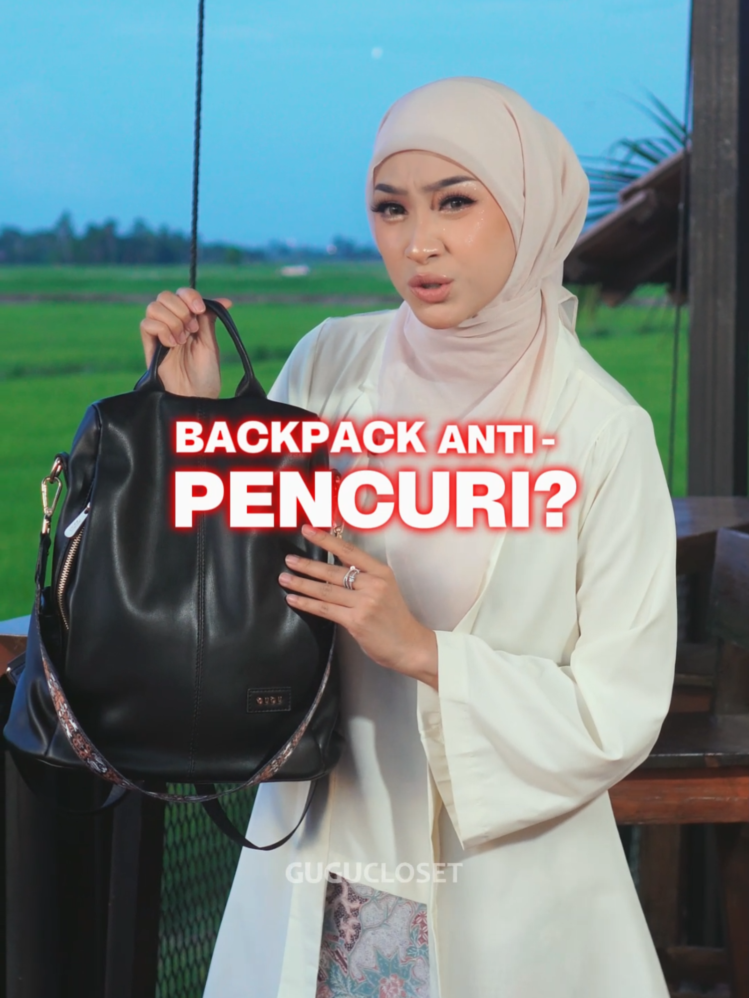 “Anti pencuri betul ke ni?” 🤨🎒 Haa… sebab tu korang WAJIB ada Jelly Backpack! Zip utama dia dekat BELAKANG, bukan depan . Dah ready jalan tanpa risau?  Cepat grab sebelum sold out! ✈️🔥 #jellybygugu #gugucloset #backpacktravel #fyp #gugu02