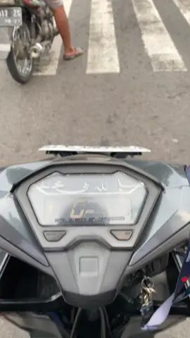 Tebak tulisan opo seng nang jaket bapak e sampek di tutup kain ireng melbu area suroboyo 🤣🤣🤣🤣🤣 #sby24jam #aremaindonesia #arema #fyp #masukberanda 