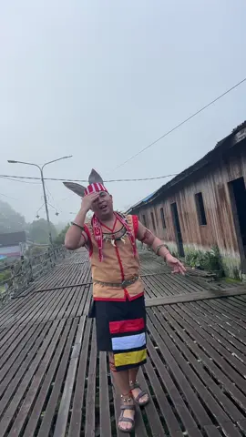 Judul lagu : ARI NIAN NATAL Voc: Aand Bagget & Rudi Padi Poe’ @PADI POE'  Produksi @KAKONDAN STUDIO MANAJEMEN Ari nian natal Repo Atiku Makatna’ koeh ka’ rumah ayukngku Mali baju baru, sipatu baru Diri’ ka’ gareja, ampus sumbayang. Leq koa lagunya. #lagunatal #natal2025 #dayak #kalimantan 