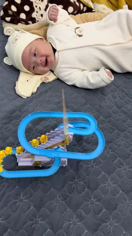 Mình rất thít đồ chơi mẹ mới mua cho mình 😆😆😆#embedangyeu #embecuame #embe 