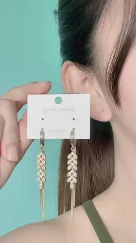 Wheat represents harvest and prosperity, just like the beauty we gather through life. These wheat earrings, crafted with delicate lines, express a unique sense of understated luxury.