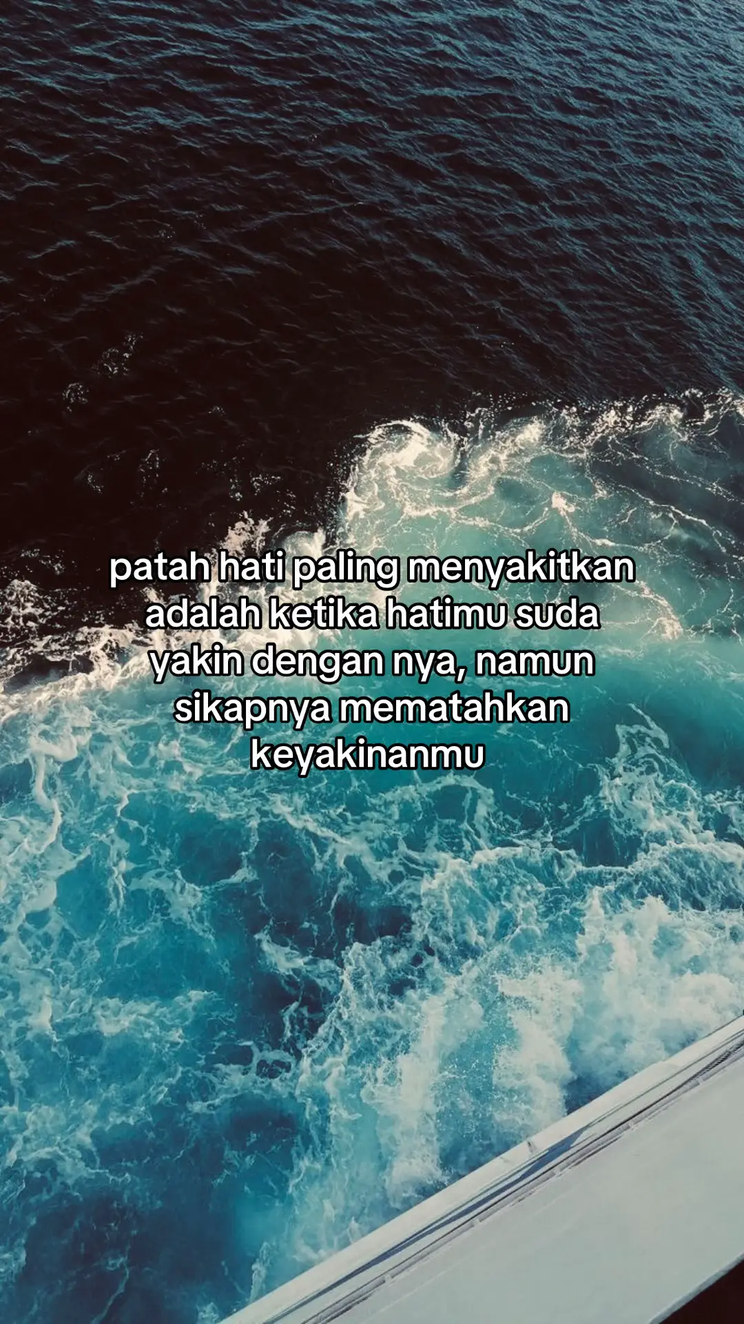 📝 Bahan Bubur: • 1 cup (sekitar 200 gr) beras, cuci bersih • 8 cup (sekitar 2 liter) air atau air kaldu ayam • 1 sdt garam • 2 lembar daun salam • 1 ruas jahe (sekitar 2 cm), memarkan (opsional, untuk aroma) Cara Membuat: 1. Campurkan beras yang sudah dicuci, air/kaldu, garam, daun salam, dan jahe ke dalam panci. 2. Masak dengan api besar hingga mendidih. 3. Setelah mendidih, kecilkan api ke tingkat paling rendah. 4. Aduk bubur sesekali (setiap 10-15 menit) untuk mencegah dasar panci gosong dan membuat bubur lebih cepat lembut. 5. Masak selama sekitar 45-60 menit atau hingga beras hancur sepenuhnya dan bubur mencapai kekentalan yang Anda inginkan. Jika terlalu kental, tambahkan sedikit air panas. 🍗 Tahap 2: Membuat Kaldu Kuning dan Ayam Suwir Kaldu kuning adalah kunci rasa dari bubur ayam. Bahan Kaldu dan Ayam: • 500 gr daging ayam (paha/dada, atau 1 ekor ayam ukuran kecil) • 1 liter air untuk merebus ayam (kaldu) • 2 sdm minyak goreng • 1 batang serai, memarkan • 3 lembar daun jeruk • 2 cm lengkuas, memarkan • Garam dan gula secukupnya Bumbu Halus Kaldu: • 6 siung bawang merah • 3 siung bawang putih • 3 butir kemiri sangrai • 1 ruas kunyit (sekitar 2 cm) • 1/2 sdt ketumbar bubuk Cara Membuat: 1. Rebus Ayam: Rebus ayam dengan 1 liter air hingga matang. Angkat ayam, sisihkan air rebusan/kaldu (saring jika perlu). 2. Goreng Ayam: Bumbui ayam yang sudah direbus dengan sedikit garam dan lada, lalu goreng sebentar hingga kecoklatan. Angkat, dinginkan, lalu suwir-suwir dagingnya. 3. Tumis Bumbu: Panaskan minyak, tumis bumbu halus hingga wangi. Masukkan serai, daun jeruk, dan lengkuas. Tumis hingga matang. 4. Masak Kaldu: Tuang air kaldu ayam yang sudah disisihkan ke dalam tumisan bumbu. Didihkan. 5. Bumbui: Bumbui dengan garam dan gula secukupnya. Koreksi rasa hingga kuah terasa gurih. 🍴 Tahap 3: Pelengkap dan Penyajian Pelengkap membuat bubur ayam semakin nikmat dan kaya tekstur. Bahan Pelengkap: • Cakwe (potong-potong) • Kerupuk (kerupuk merah atau kerupuk udang) • Bawang goreng • Kacang kedelai goreng (opsional) • Irisan daun bawang dan seledri • Kecap manis • Sambal Cara Penyajian: 1. Tuang bubur nasi panas ke dalam mangkuk saji. 2. Susun topping di atas bubur: ayam suwir, irisan cakwe, daun bawang, seledri, dan bawang goreng. 3. Siram dengan kuah kaldu kuning yang masih panas sesuai selera. 4. Tambahkan kecap manis dan sambal sesuai keinginan. 5. Sajikan dengan kerupuk dan kacang kedelai goreng. Selamat menikmati bubur ayam buatan Anda! #fyp #foryou #foryoupage 