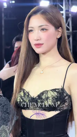 Hoà Minzy và chiếc cà khoe của cô ấy tại show Emerge Fashion Show của NTK Đỗ Long #ChumChum #EmergeFashionShow2025 #EFS2025byChumChum #NTKDoLong #NTKDoLongByChumChum