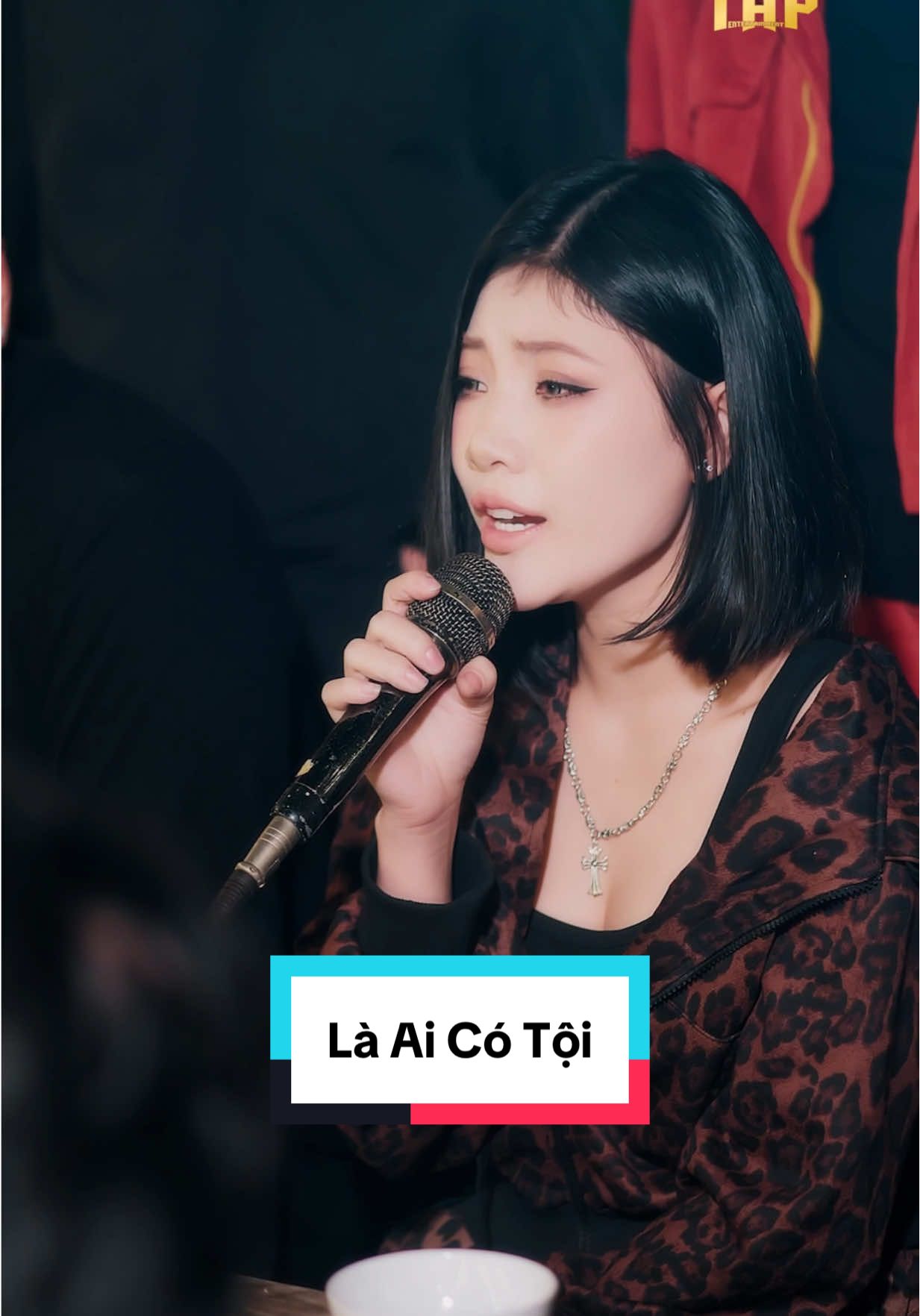 Em vội giấu đi nước mắt lăn dài...