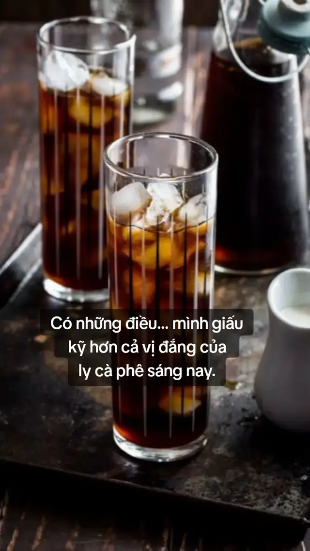 Sáng rất bình thường… nhưng ly cà phê lại thơm đến lạ. Mùi ấy kéo mình về điều đã từng muốn nói… nhưng rồi thôi. Hóa ra, không phải chuyện gì cũng cần thổ lộ. Có những điều… chỉ nên để lại một góc trong lòng — như cách cà phê giữ chút đắng cuối cùng. #mayteahouse1994 #CàPhêChill #cauchuyencaphe 