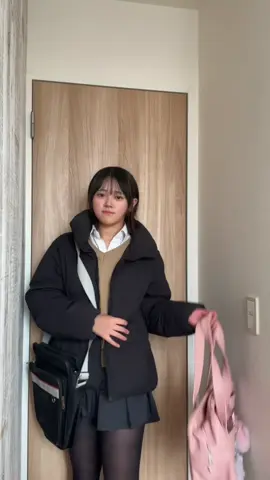 中学の修学旅行のカバンどっちがいいと思いますか😭😭😭まじ決められない#女子中学生 #スクバ #ピンクスクバ #黒タイツ #jc全身ダンス 