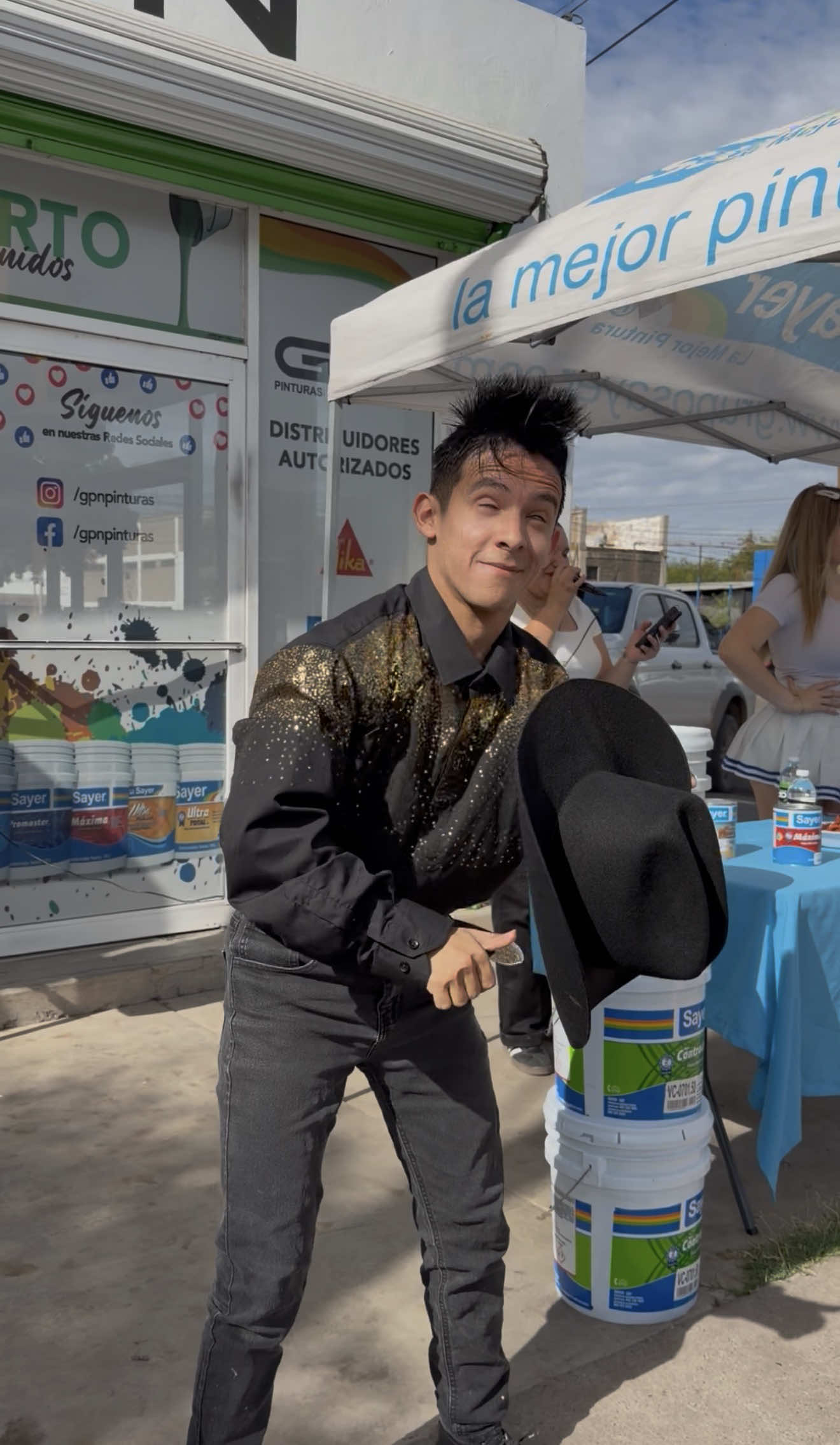 Carlitos trabajando en los negocios bailando, aunque muchos digan que no es un trabajo, él seguirá bailando @gpnpinturas gracias a nuestros amigos por la confianza #viral #ciudadobregon #carlitoselbailador #foryou #cajeme  
