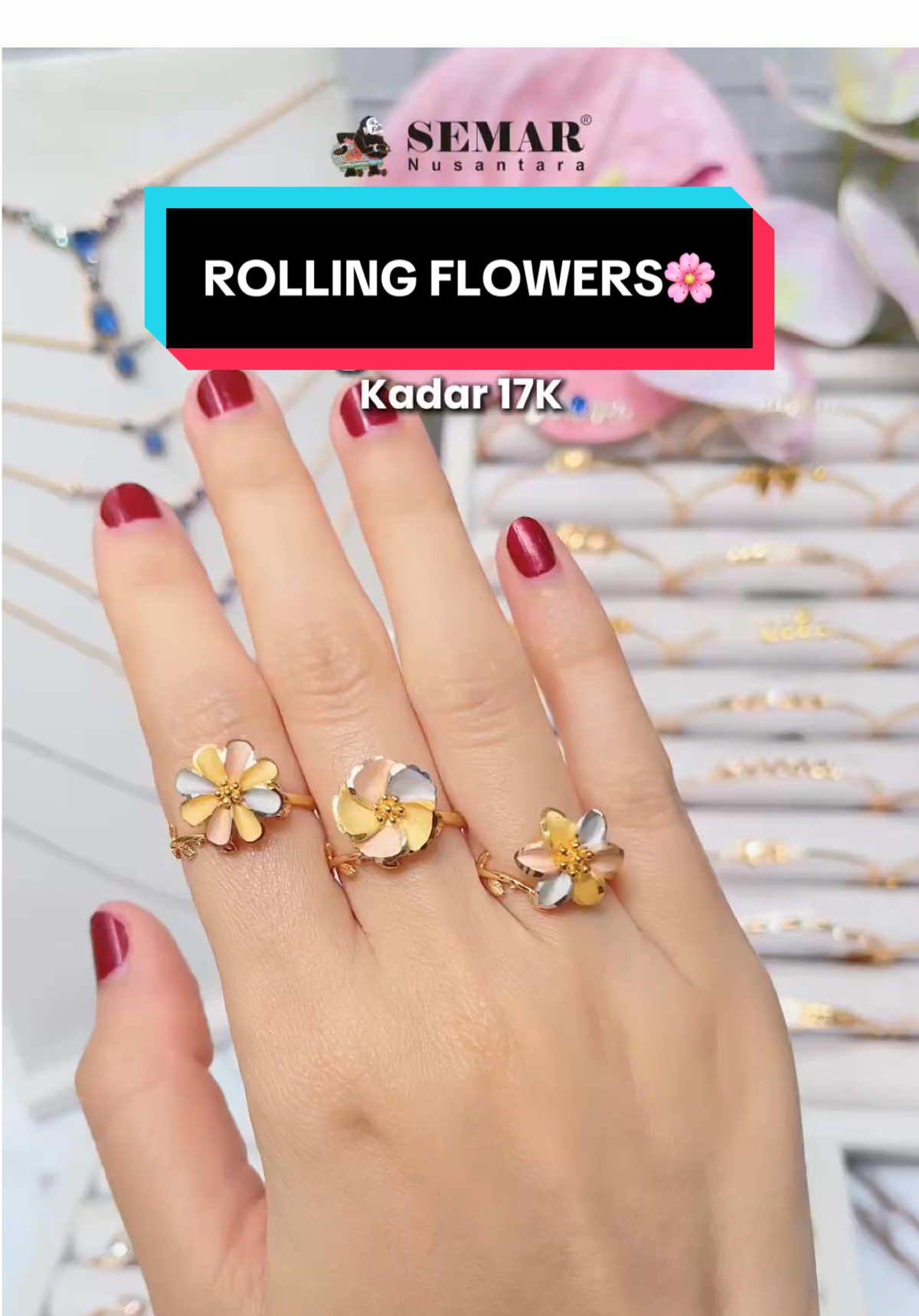 Cincin dengan desainnya yang lucu banget!! Bunganya bisa berputar, bikin looks kamu jadi joyful banget!!🌞💫🌈 🎥🔴Kalo kamu check out di LIVE sekarang, kamu bisa dapetin PROMO DISKON menarik lhoo!!📢 #semarnusantara #emas #semar #tokoemas #cincin17kCincin 
