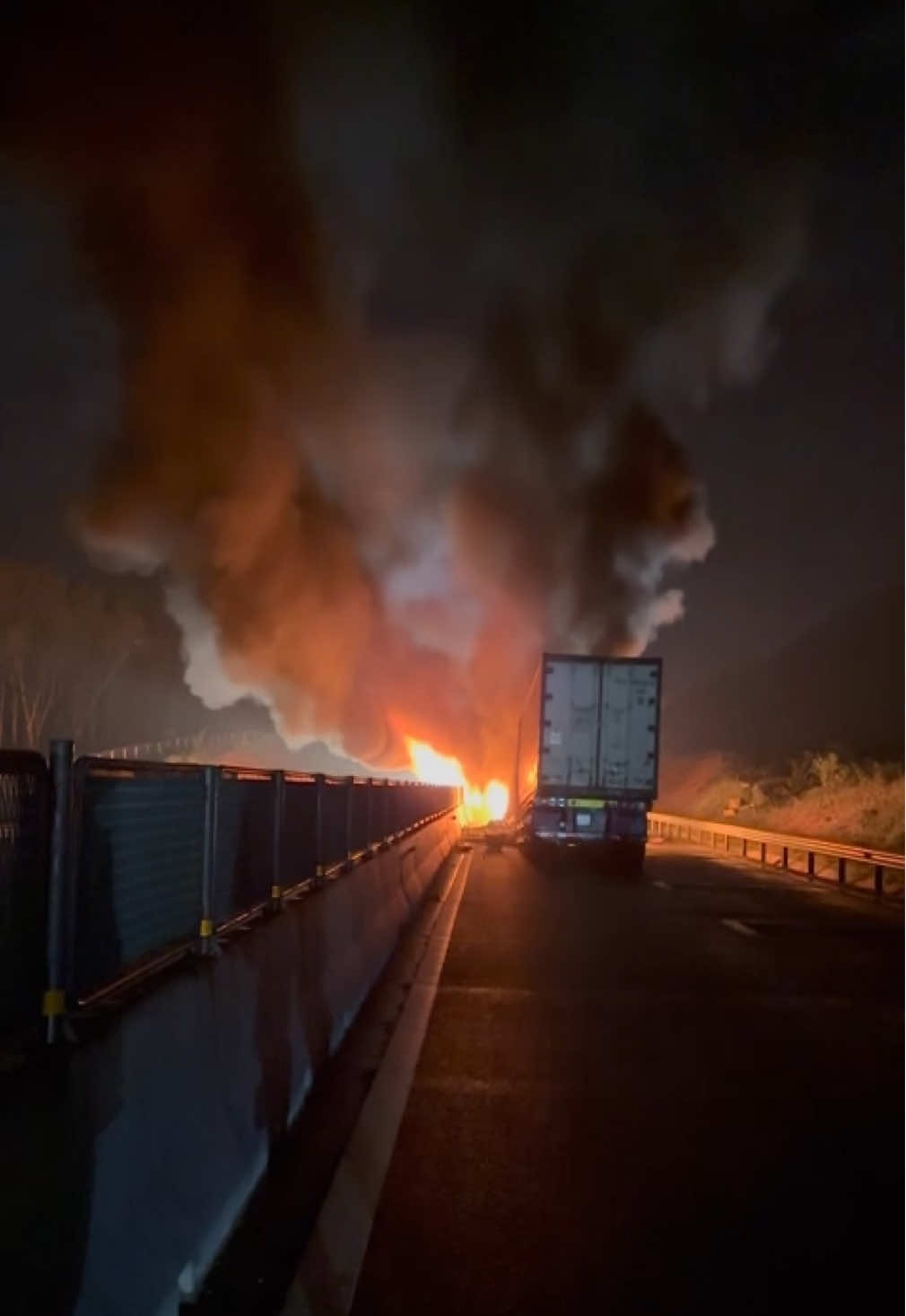 🔴 Tai nạn liên hoàn trên cao tốc Vân Phong - Nha Trang, 3 xe ô tô bốc cháy #baokhanhhoa #truyenhinhkhanhhoa #thoisukhanhhoa #chay 