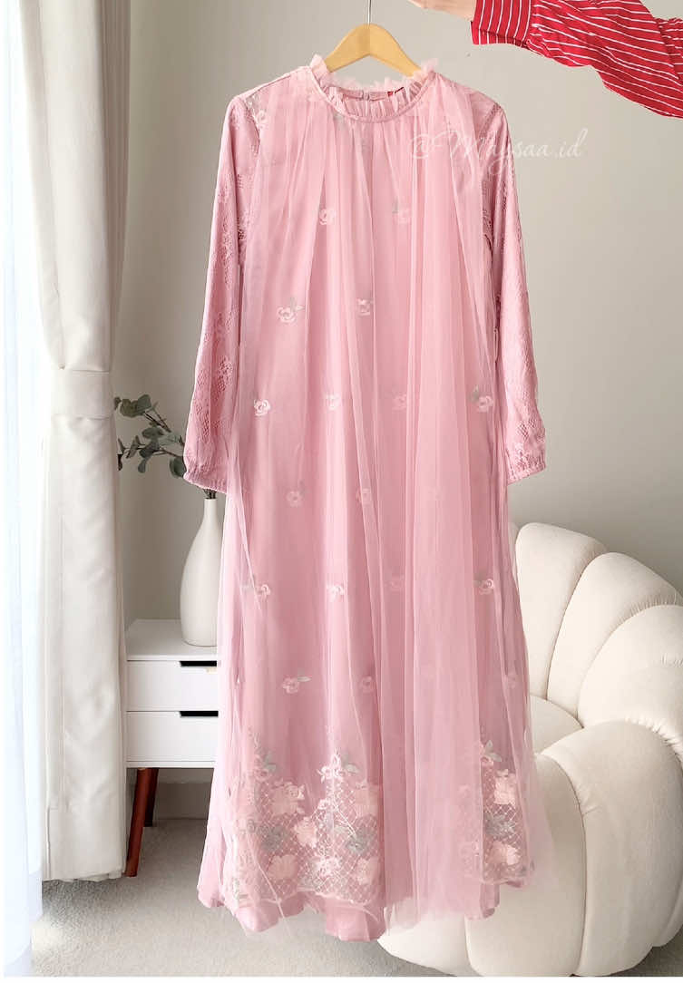 Dress Lebaran terbaruu dengan kombinasi bahan silk dan Tile brukat yang cantik.. #dress #dresslebaran #dresskondangan #fyp #bajulebaran 