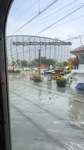 kapan lagi naik krl kebanjiran dikit #tanjungpriok #krl #jakut 