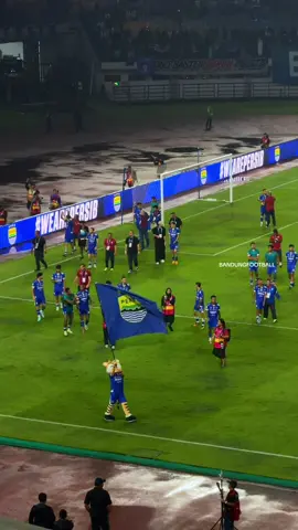 Such a 𝒃𝒆𝒂𝒖𝒕𝒊𝒇𝒖𝒍 Friday night at home. 🥹🏡💙