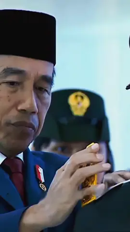 Terharu ketika presiden Jokowi menganugerahi bintang empat kepada menhan Prabowo Subianto yang kini juga sebagai presiden RI. Semenjak awal menjadi TNI Prabowo bercita cita ingin menjadi jendral penuh, namun katanya diberikan sampai bintang tiga, tapi pak Jokowi yang kasih bintang empat ucapnya. #prabowo #jokowi #news #presidenri #fyppppppppppppppppppppppp 