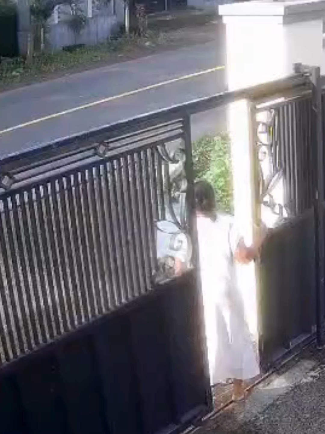 Sekilas #infoblitar - Terjadi percobaan penjambretan di Selorejo pagi ini (6/12). Sebelumnya pelaku membuntuti korban yang pulang setelah mengantar cucunya sekolah. Kemudian saat korban masuk ke area halaman rumah, pelaku mengikuti dan pura-pura bertanya. Saat korban mulai lengah, pelaku menarik paksa perhiasan yang dikenakan korban. Percobaan penjambretan ini gagal dilakukan diduga karena pelaku sempat melihat kamera CCTV yang terpasang di area rumah korban. #blitar #kabupatenblitar #jambret