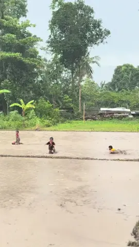 Mau sejauh apapun kita berteman Teman kecil adalah pemenangnya #temankecil #moment #masakecil #sawah #hujan 
