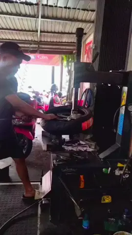 MAXXIS VICTRA MEDIUM COMPOUND, Pemasangan Ban Belakang PCX 160 👍 #Gemilangban Balikpapan Strat 1 #Pcx160platkt  #vario160platkt  #nmax155platkt  #vario150gen2 